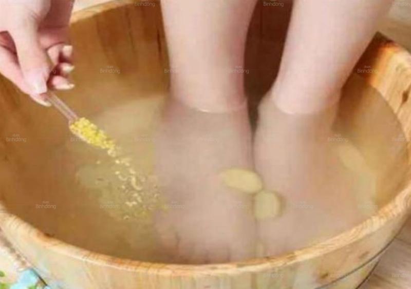 Những ai không nên ngâm chân nước gừng khi chân có vết thương hở, vết loét, hoặc làn da cực kỳ nhạy cảm dễ bị kích ứng.